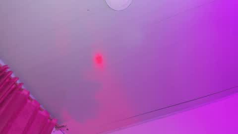 Evelyn Sandoval online show from March 17, 5:44 am