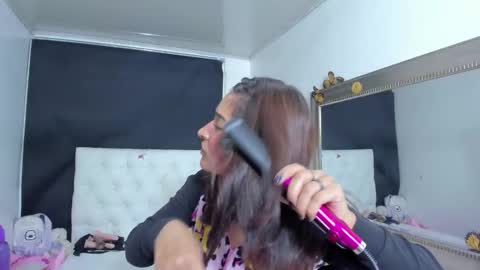 Evelyne online show from February 17, 8:02 am