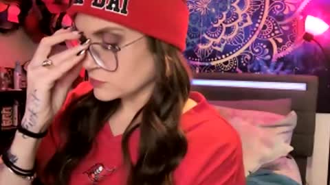 Aly online show from December 6, 8:26 am