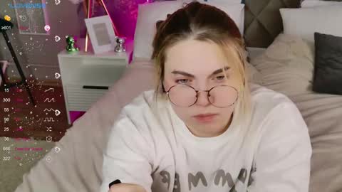 evie_val online show from December 18, 6:23 pm