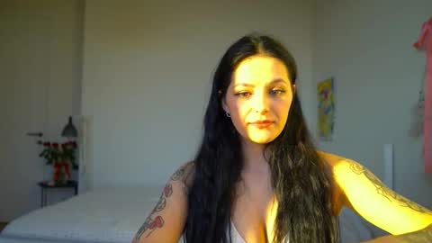 ewelynscott online show from December 19, 1:14 pm