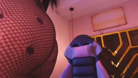 ey_im_simone_ online show from June 26, 12:28 pm