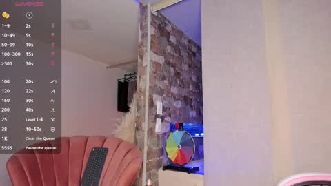 Thianna online show from December 4, 7:01 pm