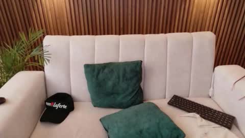 Feelena online show from November 22, 6:10 pm