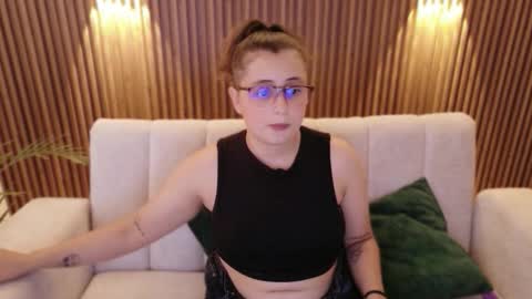 Feelena online show from November 6, 7:31 pm