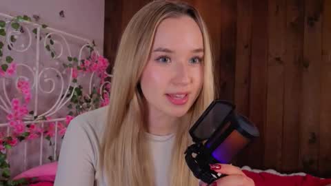 Amina online show from November 10, 1:39 pm