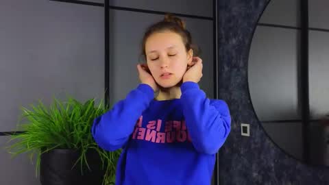 Lily online show from November 5, 7:02 am