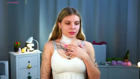 Hey im Olivia im glat to see you in mu room3 online show from April 14, 3:12 pm