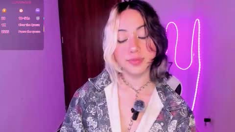 frida_lassi_ online show from December 13, 9:43 pm