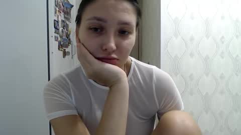 genev__ievee online show from November 18, 6:20 pm