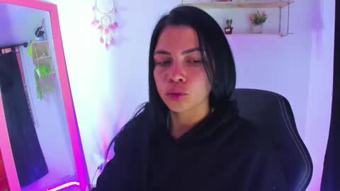 giaaaa   online show from March 25, 11:07 pm