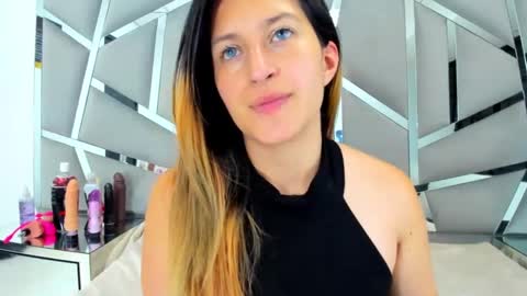 GiaRoussel online show from February 9, 1:56 pm