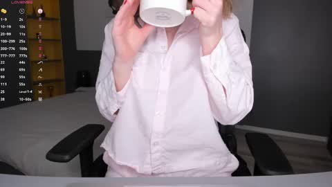 gigihadd online show from April 1, 4:59 pm