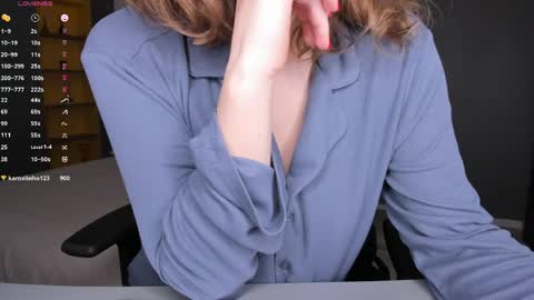 gigihadd online show from April 4, 4:50 pm