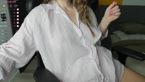 gigihadd online show from March 11, 12:06 pm