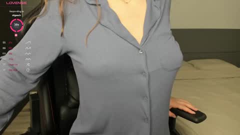 gigihadd online show from December 18, 1:34 pm