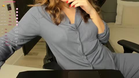 gigihadd online show from December 5, 10:01 pm