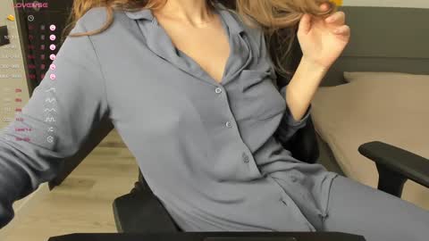 gigihadd online show from December 9, 8:54 pm