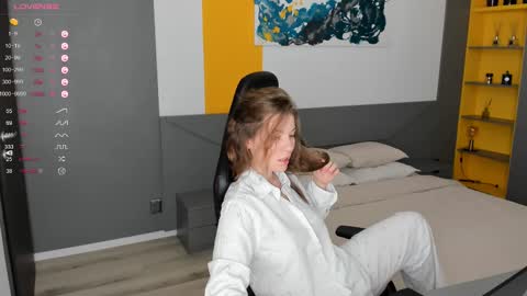 gigihadd online show from March 2, 2:47 pm