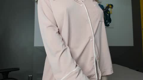 gigihadd online show from December 10, 1:55 pm