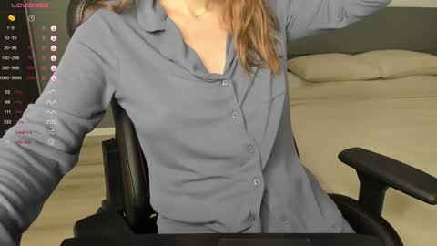 gigihadd online show from December 8, 11:57 am