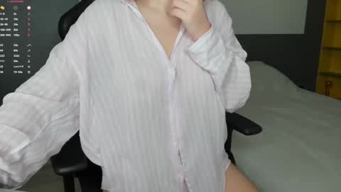 gigihadd online show from November 24, 1:02 pm