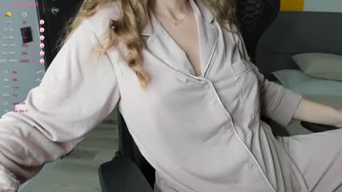 gigihadd online show from March 4, 4:52 pm