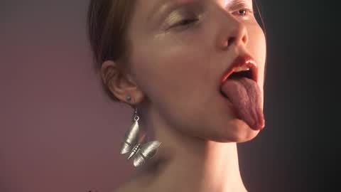        im expecting 350 thumbs up on my altar   online show from October 14, 10:56 pm