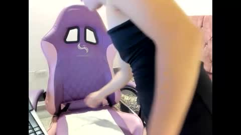 girl_princess18 online show from April 11, 10:57 pm