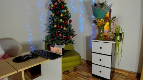 Maze    Thumbs up online show from December 25, 11:10 pm