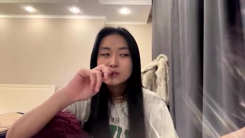 Mia online show from March 5, 7:42 pm