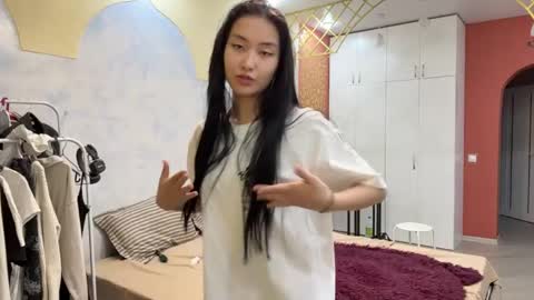 Mia online show from April 16, 12:05 pm