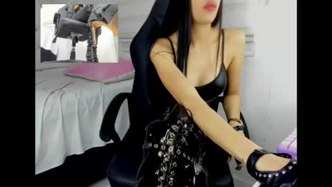 goddess_of_pigs online show from February 22, 7:20 am
