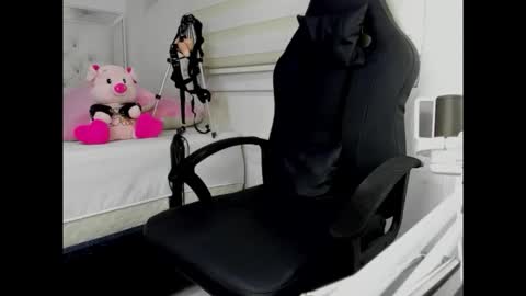 goddess_of_pigs online show from February 3, 4:54 am