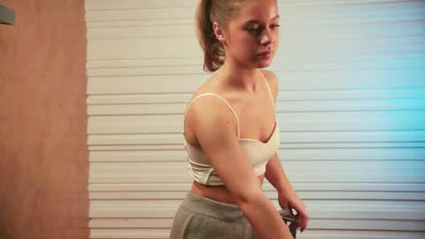 Gwen online show from November 21, 9:39 pm