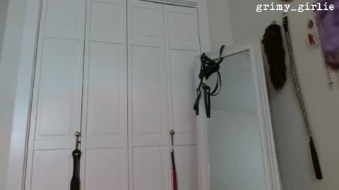 grimygirlie online show from May 9, 12:01 am