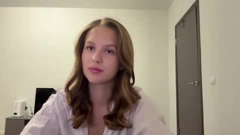Mia online show from June 3, 5:29 pm