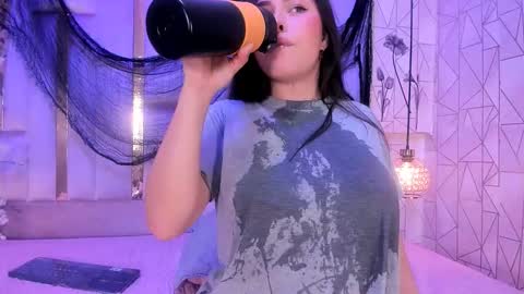  Hanna Collins  online show from November 24, 1:35 pm