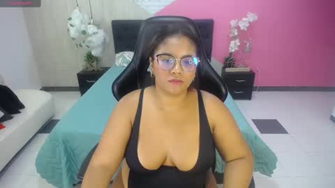 Hannah  online show from October 6, 12:00 pm