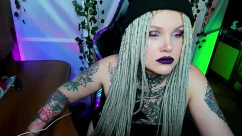 Hannah online show from November 23, 10:33 pm