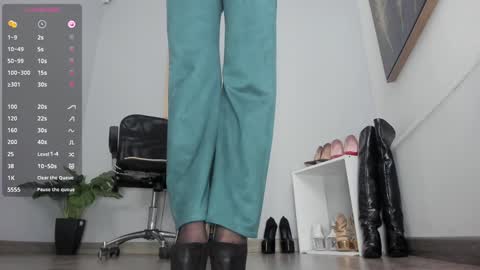 HANNAH HOWELL online show from December 12, 11:40 am