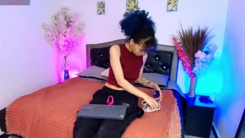 HannahBlue  online show from February 5, 12:30 pm