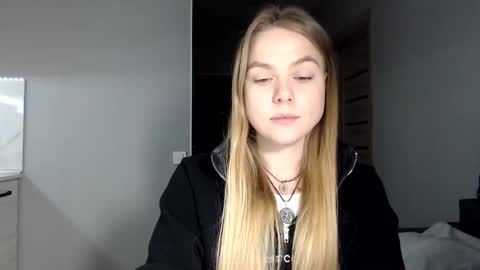 happy_fox_ online show from February 15, 6:40 pm