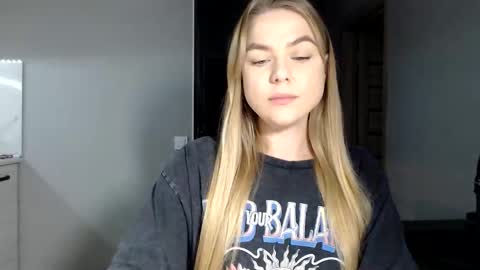 happy_fox_ online show from November 17, 9:15 pm