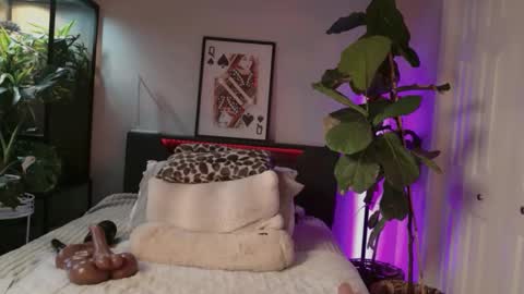 Hazeleo online show from October 30, 9:05 pm