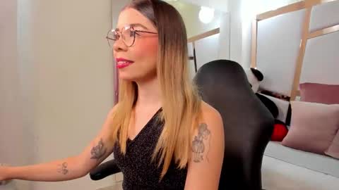 Helen Shanon online show from November 9, 8:49 pm