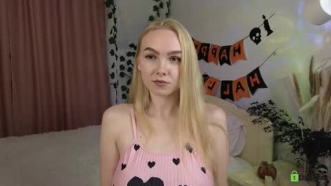 hey_olivia online show from November 4, 8:14 pm