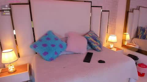 Hillary online show from February 18, 7:32 pm