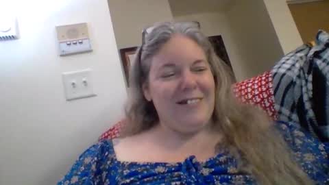 hippysnewhere online show from June 5, 9:04 am