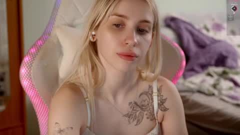 Holly online show from April 14, 8:09 pm